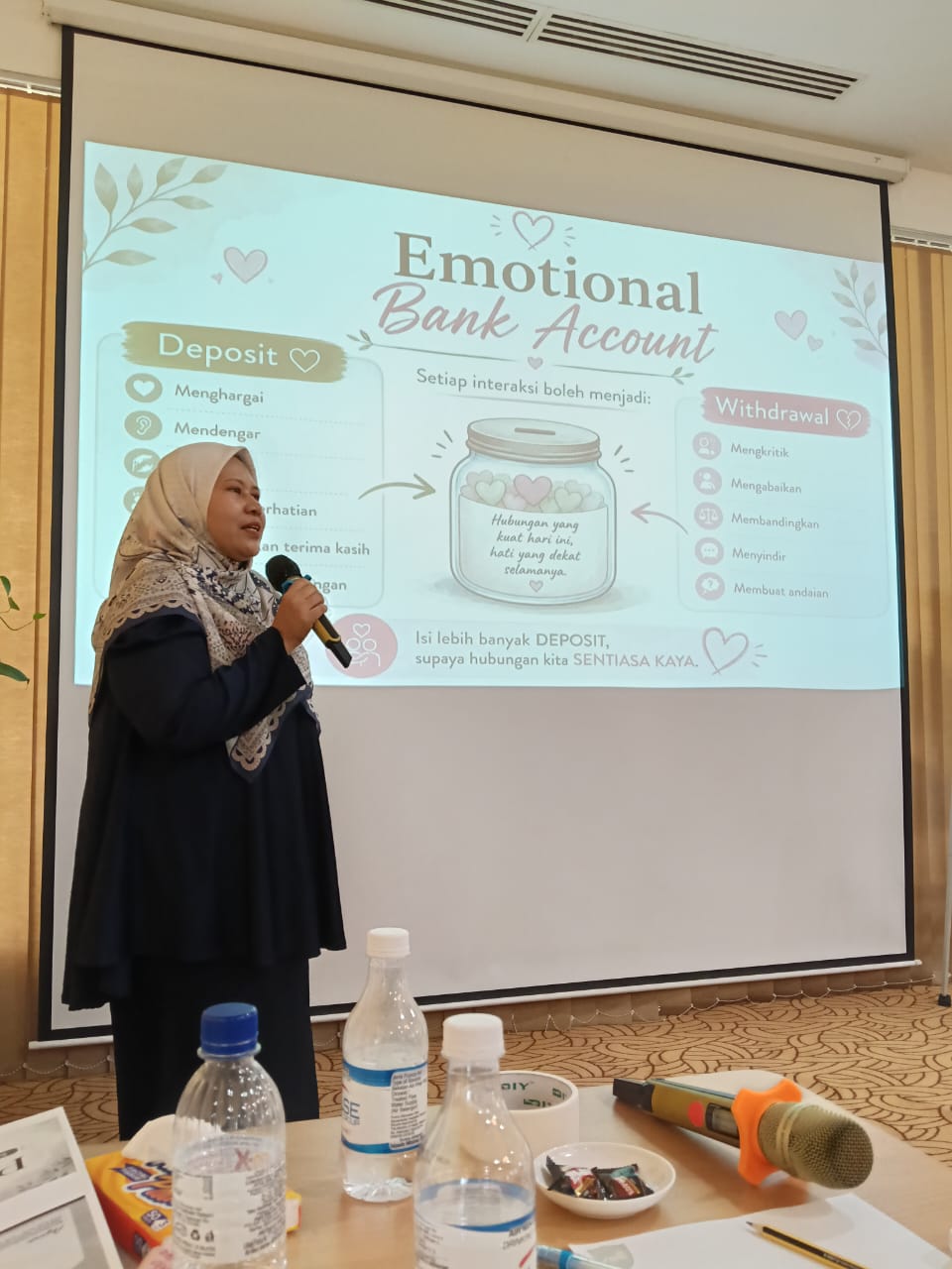 Coach Geeha menerangkan konsep Emotional Bank Account kepada peserta